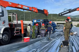 Xe tải lật ở lối ra cao tốc, 2 người tử vong tại chỗ