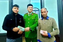 Nhặt được tiền rơi, 2 người đàn ông tìm chủ nhân trả lại