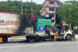 Xe contaier bất ngờ bốc cháy dữ dội trên quốc lộ 1A