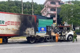 Xe contaier bất ngờ bốc cháy dữ dội trên quốc lộ 1A