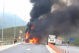 Xe đầu kéo bốc cháy dữ dội trên cao tốc Vũng Áng – Bùng