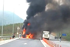 Xe đầu kéo bốc cháy dữ dội trên cao tốc Vũng Áng – Bùng