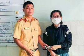 Cán bộ Công an tỉnh Khánh Hòa trao trả 50 triệu đồng cho người đánh rơi