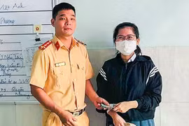 Cán bộ Công an tỉnh Khánh Hòa trao trả 50 triệu đồng cho người đánh rơi