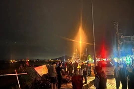 Lật thuyền đánh cá, em trai thoát nạn, người anh mất tích