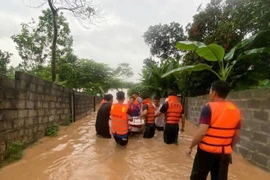 Mưa trắng trời, nhiều nơi ở Thái Nguyên ngập sâu