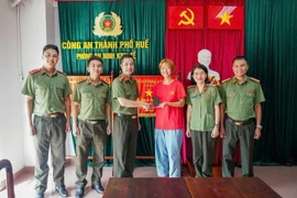 Công an TP Huế trao trả điện thoại iPhone cho nữ sinh Nhật Bản