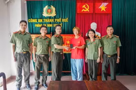 Công an TP Huế trao trả điện thoại iPhone cho nữ sinh Nhật Bản