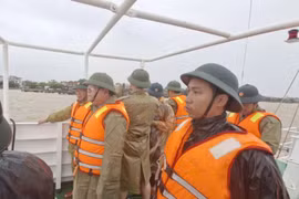 Xuyên đêm tìm kiếm, cứu hộ ngư dân gặp nạn trên sông Gianh