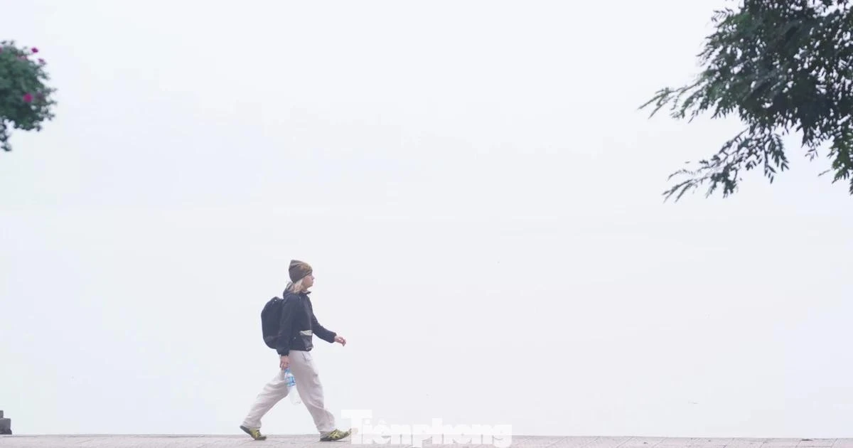 Hà Nội mù sương từ sáng đến chiều, chất lượng không khí ở mức xấu