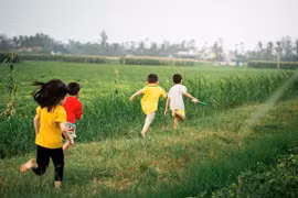 Cho con một tuổi thơ có quê nhà