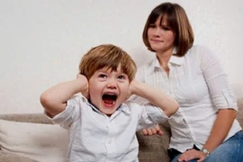 Cha mẹ nên làm gì khi trẻ cáu giận?