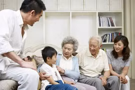 Ứng xử sao khi ông bà can thiệp việc nuôi dạy cháu