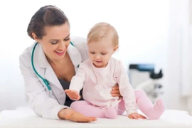 Trẻ sơ sinh cần gì để phát triển toàn diện?