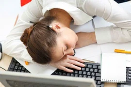Nguy cơ sức khỏe tiềm ẩn từ thói quen làm việc nhiều với máy tính
