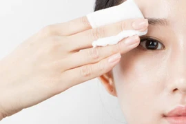 Cách vệ sinh mắt đúng cách sau trang điểm