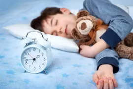 Trẻ ngủ muộn, dậy trễ ảnh hưởng đến trí não, thể chất