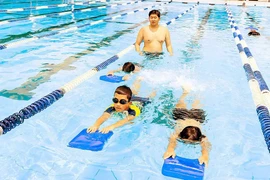 Đừng chờ đến khi con lớn mới dạy bơi