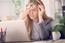 Mắt kêu cứu khi làm việc online quá lâu