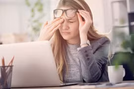 Mắt kêu cứu khi làm việc online quá lâu