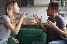 Khi đồng tiền có thể làm lung lay mái ấm