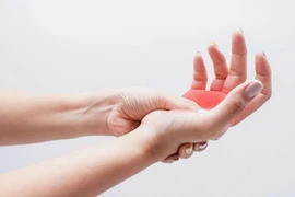 Tê bì chân tay dấu hiệu bệnh lý nghiêm trọng