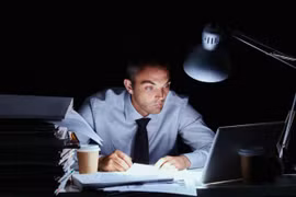 Tác hại khi thức xuyên đêm làm việc