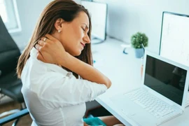 Ngồi lâu, ít vận động, hiểm họa sức khỏe thời hiện đại