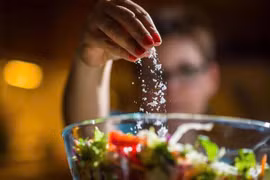 Thói quen ăn mặn nguy cơ gây bệnh tim mạch