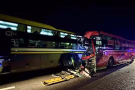 Khởi tố vụ xe khách tông nhau làm 3 người chết trên cao tốc