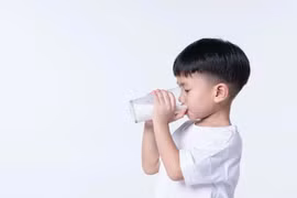 Cha mẹ cần lưu ý khi cho trẻ uống sữa dinh dưỡng
