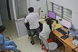 Người đàn ông xông vào khoa khám bệnh tấn công bác sĩ ở Nghệ An