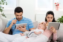 Đừng để con lớn lên trong cô đơn vì cha mẹ quá bận