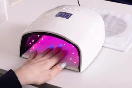 Vì sao da tay nhanh sạm, khô sau khi làm móng gel?