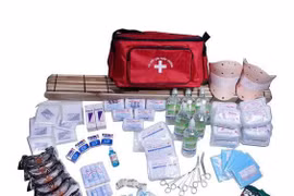 Gia đình an toàn mùa bão nhờ balo y tế đúng cách