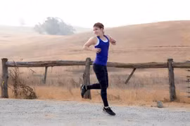 Đi bộ ngược có thật sự tốt cho xương khớp?