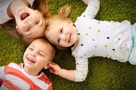 Mẹo giúp cha mẹ dạy con yêu thương anh chị em