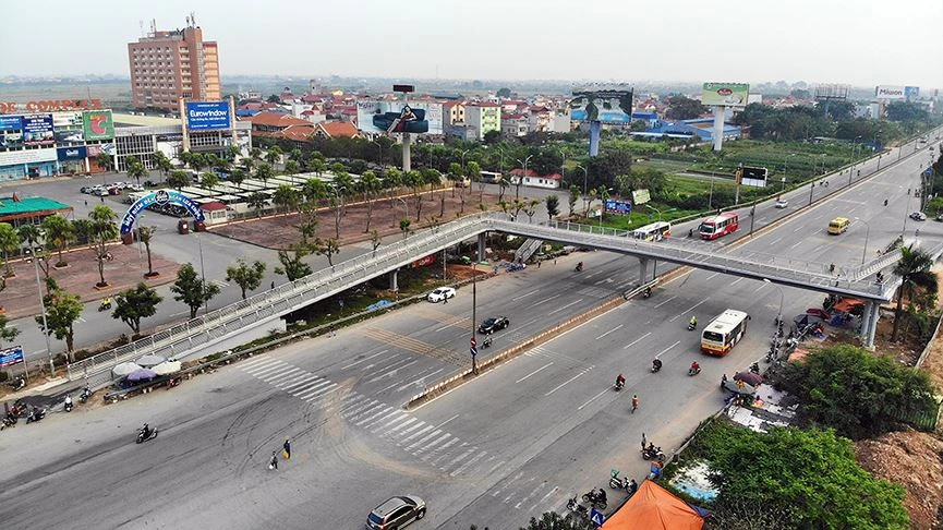 Cận cảnh cây cầu bộ hành "2 trong 1" đầu tiên ở Hà Nội