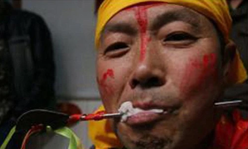 Hãi hùng xuyên sắt qua miệng... cầu may