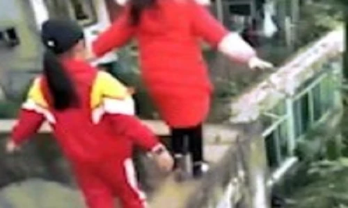 Video: 3 bé gái TQ đi phăm phăm trên mép mái nhà cao 20m