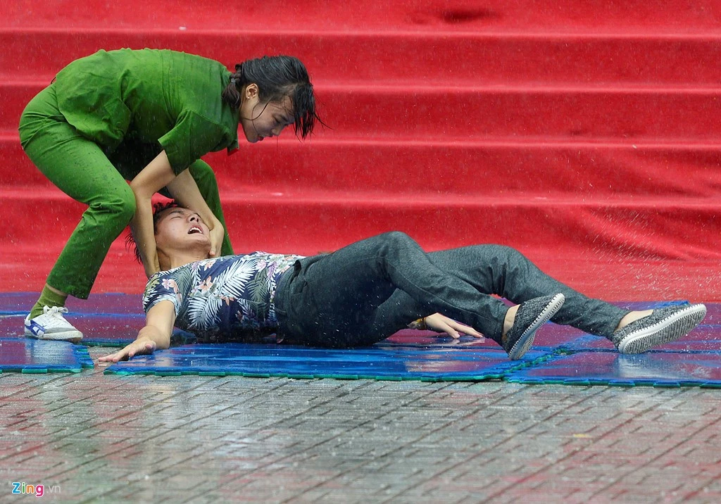 Nữ sinh cảnh sát đấu võ, hạ gục ba thanh niên dưới mưa