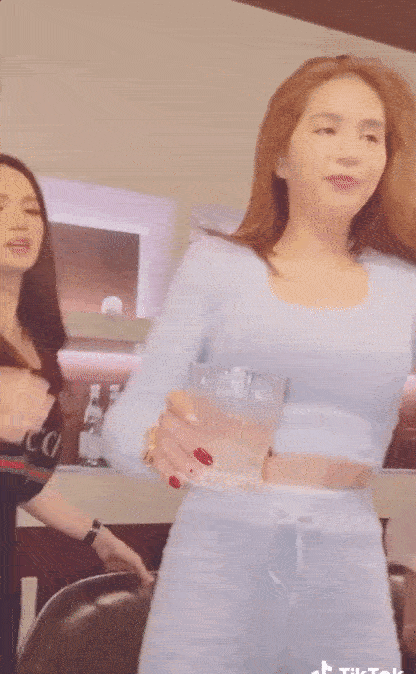 Ngoc Trinh nhieu lan lo canh be tha, ruou che nat bet