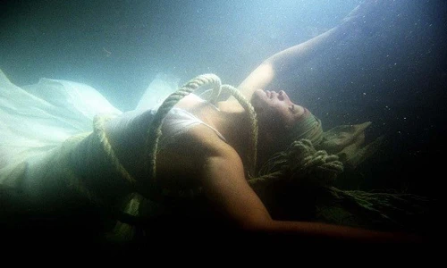 Xác chết bị ném sông phân hủy nhanh hơn chôn trên cạn? 