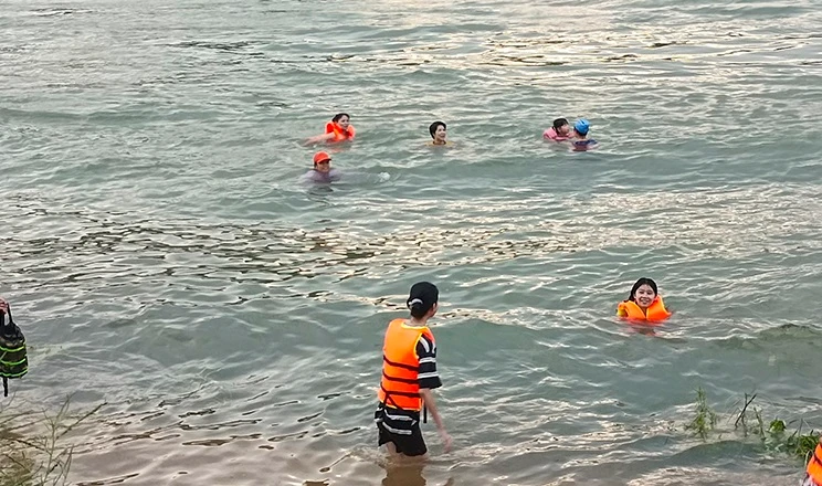 Thủy điện Hòa Bình xả lũ, người dân vẫn đi tắm sông Đà 