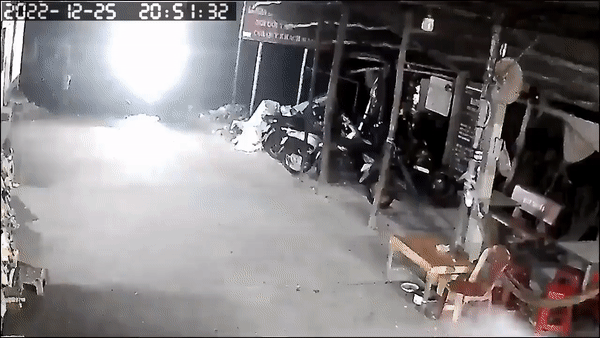 Tia sáng lao vút trên đường rồi mất hút dưới nhánh sông Tia sang lao vut tren duong roi mat hut duoi nhanh song