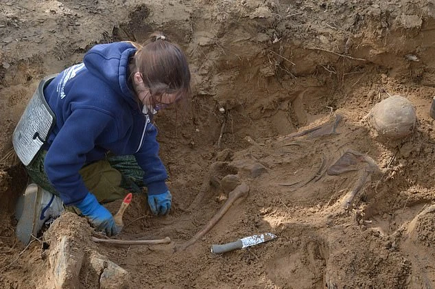 Khai quật mộ tập thể lộ tội ác kinh hoàng của Hitler