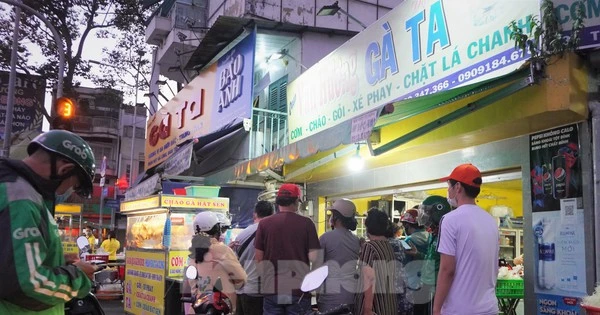 Người dân TPHCM xếp hàng đi mua gà cúng lúc tờ mờ sáng mùng 3 Tết