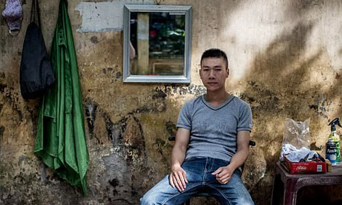 Độc: Thợ cắt tóc vỉa hè ở Việt Nam trên báo Anh