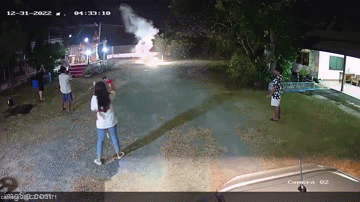 Người dân hoảng sợ tháo chạy khi pháo hoa bắn về phía họ ảnh 1