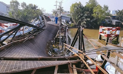 Thót tim đi qua những cây cầu “răng rụng” ở TPHCM